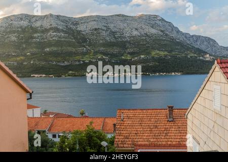 Vista sulla terraferma dalla città di Korcula, Croazia Foto Stock