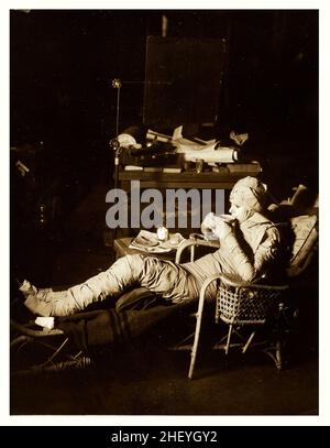 Elsa Lanchester prendere un pane alimentare durante la preparazione della sposa di Frankenstein (Universal, 1935) Foto Stock