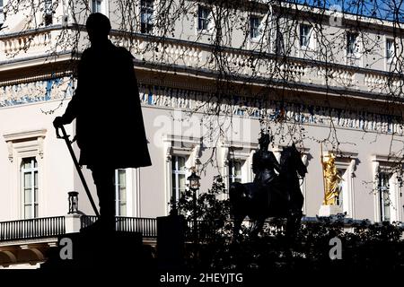 Statue di John First Lord Lawrence, Edward VII a cavallo e Athena sul club Athenaeum a Waterloo Place, St James’s, Londra, Regno Unito Foto Stock