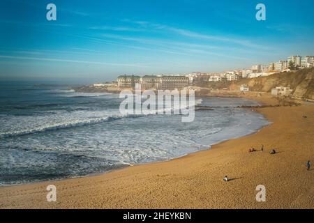 Bella South Beach urbana e Baleia Beach a Ericeira, a nord di Lisbona, Portogallo Foto Stock