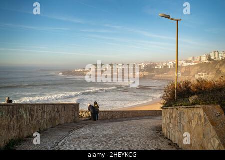 Bella South Beach urbana e Baleia Beach a Ericeira, a nord di Lisbona, Portogallo Foto Stock