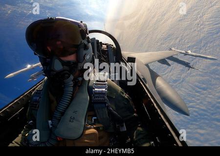 10 gennaio 2022 - la base aerea di Spangdahlem, Rheinland-Pfalz, Germania - Un pilota della forza aerea degli Stati Uniti F-16 Fighting Falcon assegnato al 480th Fighter Squadron alla base aerea di Spangdahlem, Germania, vola sopra la Polonia durante un'esercitazione di supporto dell'aria di chiusura 10 gennaio 2022. Durante gli esercizi CAS, i piloti comunicano a terra con i controller di attacco Joint Terminal per pianificare ed eseguire colpi d'aria simulati. (Foto di Ali Stewart) Credit: U.S. Air Force/ZUMA Press Wire Service/ZUMAPRESS.com/Alamy Live News Foto Stock