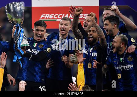 Milano, Italia. 12th Jan 2022. Joaquin Correa, Edin Dzeko, Samir Handanovic, Arturo Vidal, Andrea Ranocchia e Federico Dimarco del FC Internazionale festeggiano con il trofeo al termine della finalissima super coppa italiana tra FC Internazionale e Juventus FC allo stadio San Siro di Milano (Italia), 12th gennaio 2022. Foto Andrea Staccioli/Insidefoto Credit: Ininsidefoto srl/Alamy Live News Foto Stock