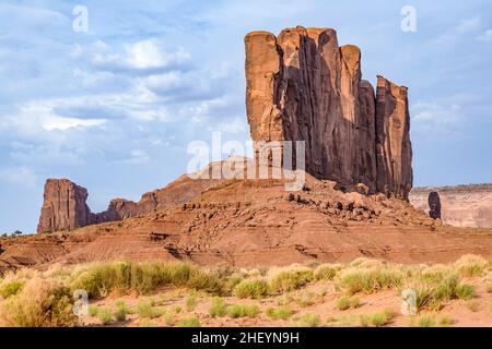 camel butte nella valle del monumento sotto cielo nuvoloso Foto Stock