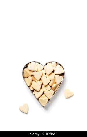 Biscotti dolci a forma di cuore a forma di cuore su sfondo bianco, biglietto di auguri per san Valentino minimalistico Foto Stock