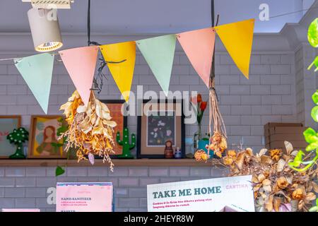 carino e colorato negozio di gelato e biscotti con ornamenti estetici decorati l'interno Foto Stock