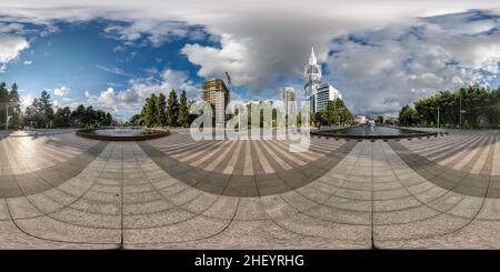 Visualizzazione panoramica a 360 gradi di BATUMI, GEORGIA - SETTEMBRE 2021: Panorama completamente sferico hdri 360 sulla piazza centrale vicino a fontane e moderni grattacieli e edifici per uffici