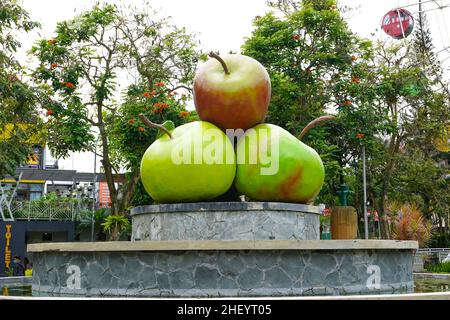 L'iconica statua della mela è diventata una città turistica a Batu Malang, Giava Orientale, Indonesia. Foto Stock