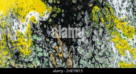 Vernici liquide su tela. Inchiostro nero, verde e giallo, motivo a vortice, sfondo dipinto, disegno moderno. Motivo multicolore. Acquerello Painti Foto Stock