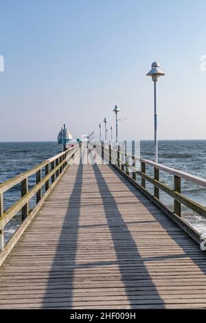 molo, ponte Vineta e sottomarino a Zinnowitz, Usedom Foto Stock