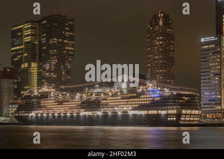 La nave da crociera MS Rotterdam è ormeggiata al Wilhelminapier, Rotterdam, Paesi Bassi Foto Stock