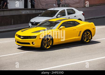 Kiev, Ucraina - 19 giugno 2021: Giallo Chevrolet Camaro nella città Foto Stock