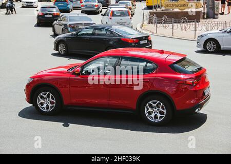 Kiev, Ucraina - 19 giugno 2021: SUV italiano Alfa Romeo Stelvio Q4 nella città Foto Stock