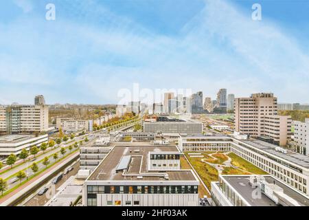 Splendida vista sulla città con edifici moderni a più piani Foto Stock