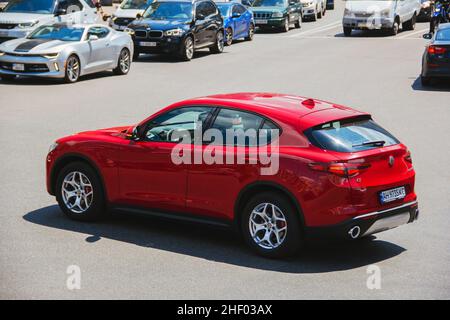 Kiev, Ucraina - 19 giugno 2021: SUV italiano Alfa Romeo Stelvio Q4 nella città Foto Stock