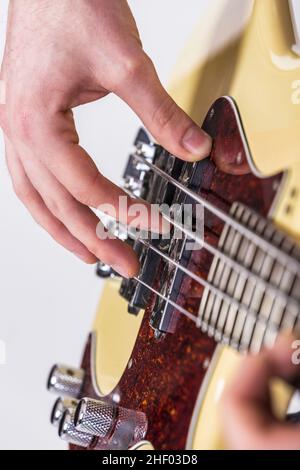 dettaglio della mano maschile che suona la chitarra basso Foto Stock