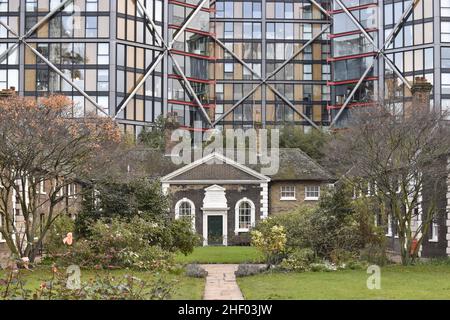 Grado II elencato Hopton's Almshouses con cortile giardino e Neo Bankside moderno sviluppo residenziale in Southwark Londra UK. Foto Stock