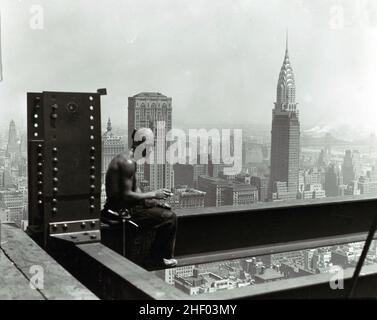 Operaio di costruzioni nell'Empire state Building, 1930s. Fotografia di Lewis Hine. Foto d'epoca di New York. Foto Stock