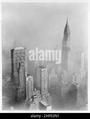 Smog oscura la vista del Chrysler Building dall'Empire state Building, New York City, 1953. Albertin, Walter, fotografo. Vintage. Foto Stock