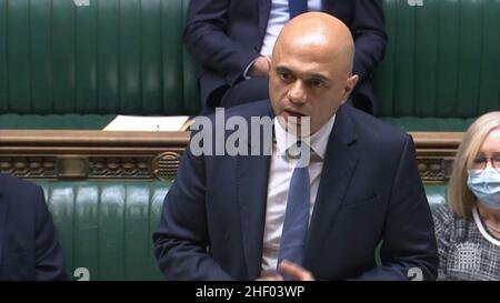 Il Segretario per la salute Sajid Javid alla Camera dei Comuni annuncia che il tempo che i casi di Covid-19 in Inghilterra devono spendere in auto-isolamento sarà tagliato per permettere alle persone di lasciare dopo aver completato un 'minimo' di cinque giorni interi, con test negativi nei giorni cinque e sei. Data foto: Giovedì 13 gennaio 2022. Foto Stock