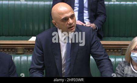 Il Segretario per la salute Sajid Javid alla Camera dei Comuni annuncia che il tempo che i casi di Covid-19 in Inghilterra devono spendere in auto-isolamento sarà tagliato per permettere alle persone di lasciare dopo aver completato un 'minimo' di cinque giorni interi, con test negativi nei giorni cinque e sei. Data foto: Giovedì 13 gennaio 2022. Foto Stock