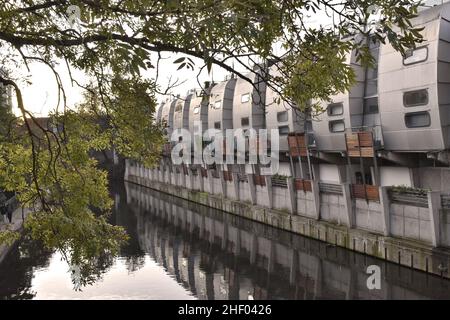 Grand Union Walk - edificio moderno accanto al Canal Grand Union costruito nel 1980s a Camden London UK. Progettato da architetti Grimshaw. Foto Stock