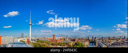 Classica vista aerea grandangolare dello skyline di Berlino con la famosa torre della televisione ad Alexanderplatz in estate, nel centro di Berlino Mitte, Germania Foto Stock