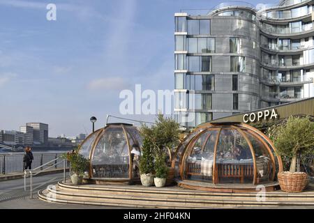 Ristorante Coppa Club Tower Bridge, persone che cenano all'interno di capsule di vetro sulla riva del Tamigi a Londra Regno Unito. Foto Stock