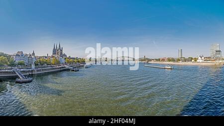 Skyline di Colonia con il fiume Reno nel tardo pomeriggio Foto Stock