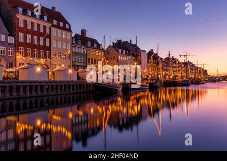 Nyhavn Canal all'alba, ora di Natale, Copenhagen, Danimarca Foto Stock