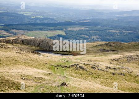 Un piccolo tarn sul percorso per la cima di Wetherlam vicino a Red Gill Head Moss vicino a Coniston il Lake District Inghilterra Foto Stock