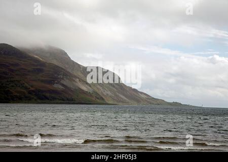 Nuvole di tempesta che pulivano Holy Island e Lamlash Bay l'isola di Arran North Ayrshire Scozia Foto Stock