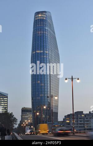 One Blackfriars - moderno grattacielo rivestito di vetro al tramonto, South Bank London UK. Foto Stock