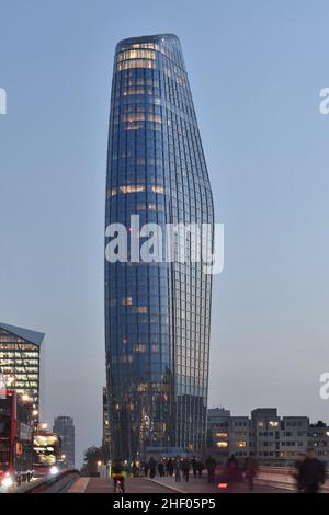 One Blackfriars - moderno grattacielo rivestito di vetro al tramonto, South Bank London UK. Foto Stock