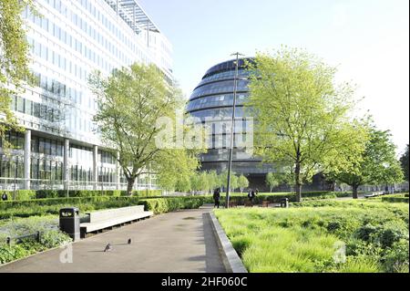 Potters Fields Park in primavera con più London Riverside e City Hall building, Londra UK. Foto Stock