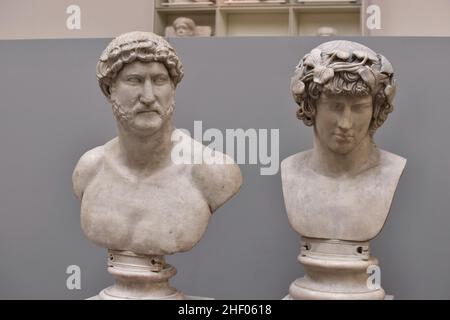 Busti di marmo dell'imperatore romano Adriano e della gioventù greca Antinous esposti al British Museum di Londra UK. Foto Stock