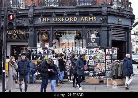 Stand con t-shirt fuori l'Oxford Arms Pub e persone in strada di Camden Town London Regno Unito. Foto Stock