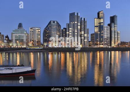 Corniche, Dumont e Merano - sviluppi contemporanei di uso misto che riflettono nel Tamigi al tramonto, Albert Embankment a Londra Borough di Lambeth. Foto Stock