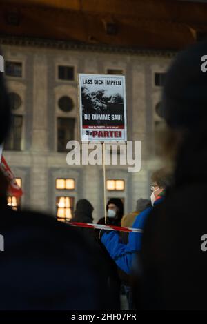 Monaco, Germnay. 12th Jan 2022. Partecipante con il segno 'Let you be vaccined you stupid maialino '. Il 12 gennaio 2022, l'Alleanza di solidarietà di Monaco ha chiesto una manifestazione contro il movimento di pensiero laterale. Centinaia di partecipanti si sono riuniti a Odeonsplatz. (Foto di Alexander Pohl/Sipa USA) Credit: Sipa USA/Alamy Live News Foto Stock