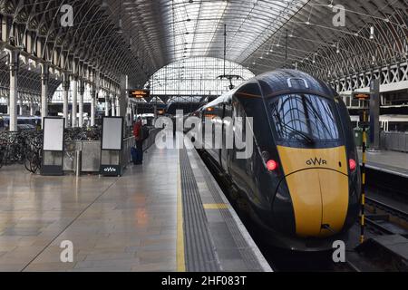 GWR - Great Western Railway Train at Platform, Paddington Station a Londra, Regno Unito. Foto Stock