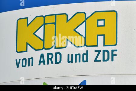 Erfurt, Germania. 13th Jan 2022. Il logo del canale per bambini (Kika) di fronte al centro di trasmissione MDR in Turingia. Kika è un programma congiunto di ARD e ZDF ed è in onda dal 1 gennaio 1997. Il programma è rivolto a giovani spettatori di età compresa tra i 3 e i 13 anni. Il canale per bambini ha sede a Erfurt. Credit: Martin Schutt/dpa-Zentralbild/dpa/Alamy Live News Foto Stock