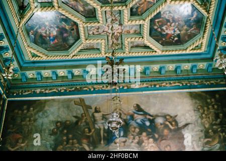 Il censitore decorativo è appeso al soffitto della Chiesa di nostra Signora delle rocce Foto Stock