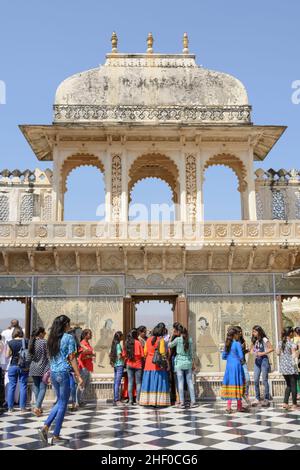 Giovani turisti indiani che visitano il complesso del Palazzo della città di Udaipur, Udaipur, Rajasthan, India, Asia del sud Foto Stock