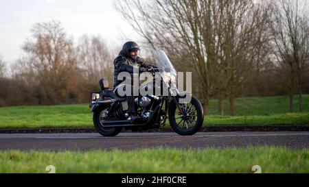 Uomo che guida una motocicletta harley Davidson Foto Stock