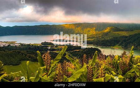 Bellissimo paesaggio del lago Sete Cidades sull'isola di Sao Miguel Azzorre Foto Stock