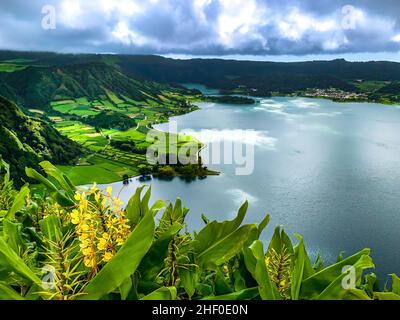 Bellissimo paesaggio del lago Sete Cidades sull'isola di Sao Miguel Azzorre Foto Stock