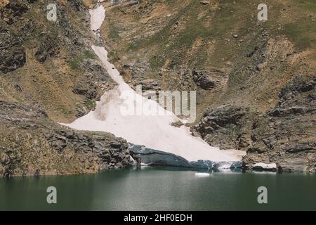 Paesaggio spettacolare al lago di montagna nella regione di Gilgit Baltistan, Pakistan Foto Stock