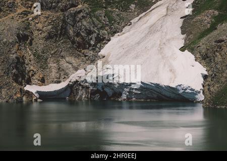 Paesaggio spettacolare al lago di montagna nella regione di Gilgit Baltistan, Pakistan Foto Stock