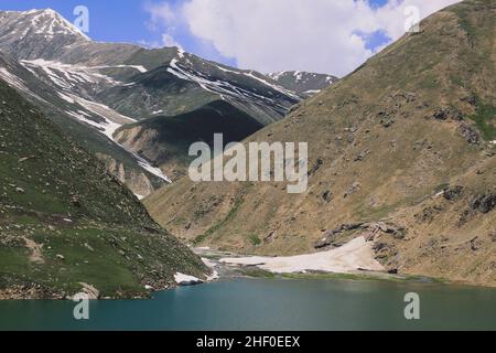 Paesaggio spettacolare al lago di montagna nella regione di Gilgit Baltistan, Pakistan Foto Stock