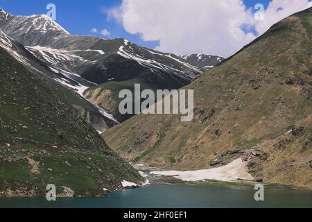 Paesaggio spettacolare al lago di montagna nella regione di Gilgit Baltistan, Pakistan Foto Stock